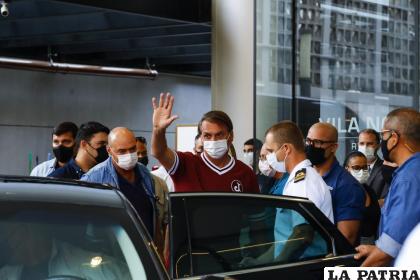El presidente brasileño, Jair Bolsonaro, saluda a sus partidarios mientras sale del hospital Vila Nova Star
/AP Foto/Marcelo Chello
