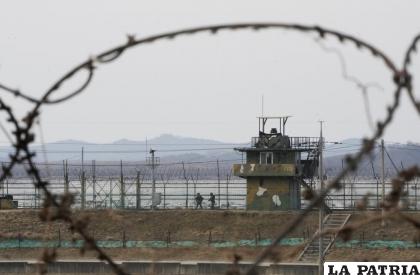 Soldados del ejército de Corea del Sur patrullan a lo largo de una cerca de alambre de espino en Paju, adyacente de la frontera con Corea del Norte, /AP Foto/Ahn Young-joon