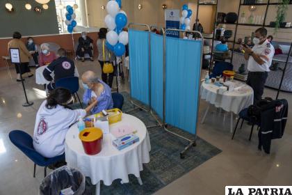 Un hombre recibe la cuarta dosis de una vacuna contra el Covid-19 /AP Foto/Ariel Schalit