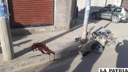La moto acabó muy dañada. Se advierten también las manchas hemáticas del herido /LA PATRIA
