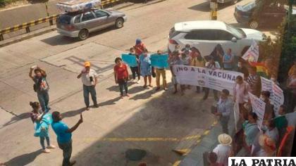 Manifestantes “antivacunas” aparecen durante su protesta en las puertas del diario El Deber de la ciudad de Santa Cruz de la Sierra /El Deber