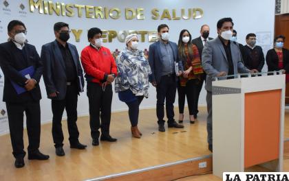 Ministro de Salud junto a otras autoridades durante el anuncio de la postergación /APG