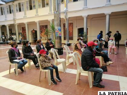 Fila para la vacunación en la Gobernación 
/LA PATRIA