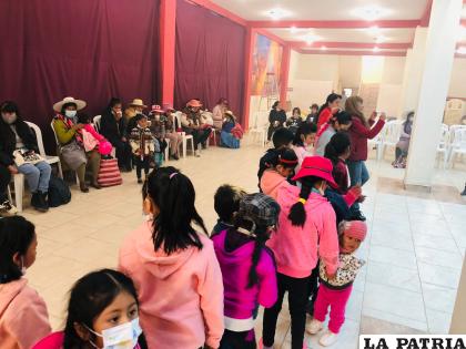 Niños bailaron villancicos en honor al Niño Jesús /LA PATRIA
