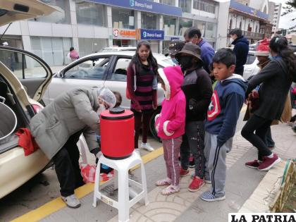 Familias reparten chocolate con buñuelo /LA PATRIA
