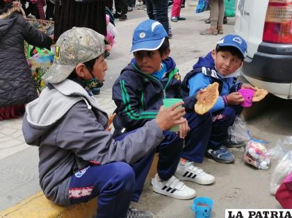 Niños celebran felices la fiesta de los Reyes Magos 
/LA PATRIA