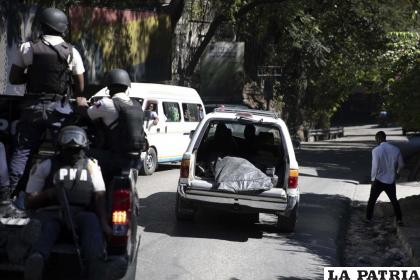 La policía se lleva los cuerpos de dos periodistas asesinados en Puerto Príncipe /AP Foto/Odelyn Joseph