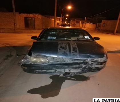 El vehículo gris tiene daños en la parte frontal /Cortesía