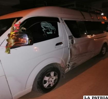 El minibús Fotón era recién adquirido y tiene daños en el lateral izquierdo /Cortesía