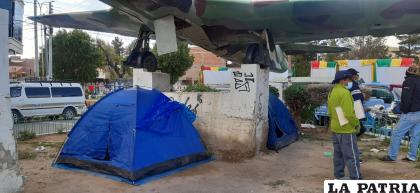 En las recientes noches ya empezaron a pernoctar en frente al Cuartel “Camacho” 
/LA PATRIA
