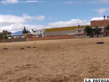 Este es el panorama de la cancha de fútbol playa tras la suspensión de los partidos /LA PATRIA
