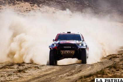 Nasser Al-Attiya al mando de su Toyota marcha primero en la general /dakar.com
