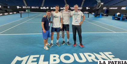Novak Djokovic en el Melbourne Park con su equipo de entrenamiento /as.com