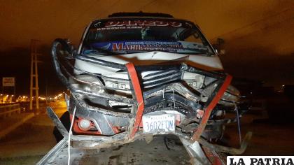 La minivan quedó destruida tras el accidente /LA PATRIA
