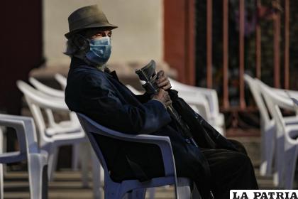 Luis Urrutia, un médico jubilado de 84 años, espera su cuarta dosis de la vacuna contra el covid-19 /AP Foto/Esteban Félix
