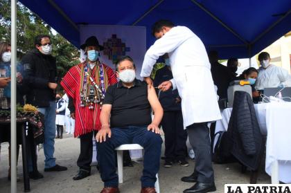 El primer lunes de este año, el vicepresidente Choquehuanca recibió la primera dosis anticovid / APG