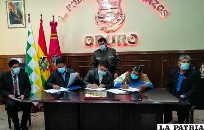 Ayer firmaron el convenio para la realización de estos tramos carreteros /GAD-ORU