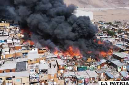 El incendio se originó aproximadamente a las 16:00 horas