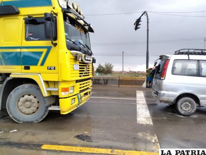 Preliminarmente se conoce que el camión amarillo impactó contra la vagoneta /la patria