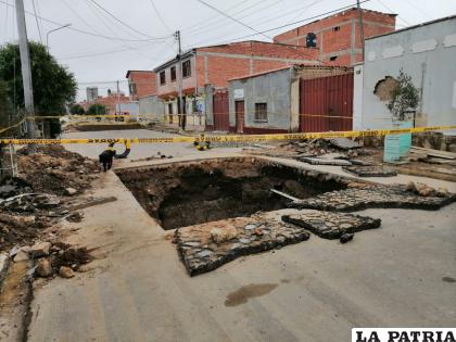 “Gran cráter” en medio de la calle Iquique /LA PATRIA
