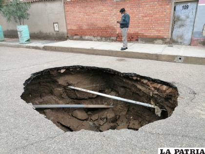 Ciudadano pasa cerca de uno de los sifonamientos /LA PATRIA
