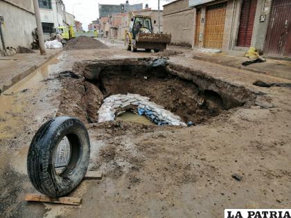 Remojo por lluvias causó el sifonamiento de la calle /LA PATRIA
