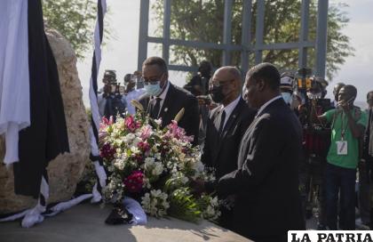 El primer ministro haitiano Ariel Henry (centro) coloca un ramo de flores en un monumento en memoria de las víctimas del sismo de 2010 /AP Foto/Odelyn Joseph