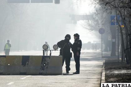 Elementos de la policía bloquean el paso en una avenida /AP Foto
