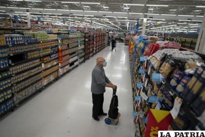 Un hombre compra en un supermercado en Buenos Aires /AP Foto /Victor R. Caivano, Archivo
