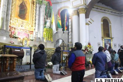 Devotos arrodillados ante los pies de la Virgen del Socavón /LA PATRIA ARCHIVO