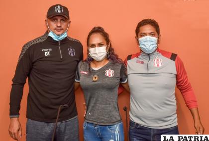 Marcelo Robledo (D.T.), Jenny Montaño (presidente) y Manuel Grass (dirigente) /Club Independiente