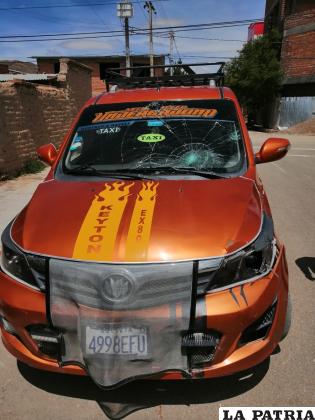 El taxi evidenció daños en el parabrisas /LA PATRIA
