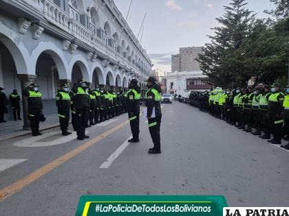 Más de 300 uniformados de Oruro se suman a los operativos 
/Comando de la Policía