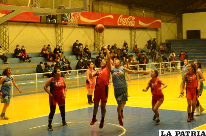El covid causa dificultades en el baloncesto orureño / la patria