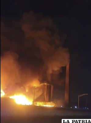 El incendio cerca de una planta química /Mikey B via AP
