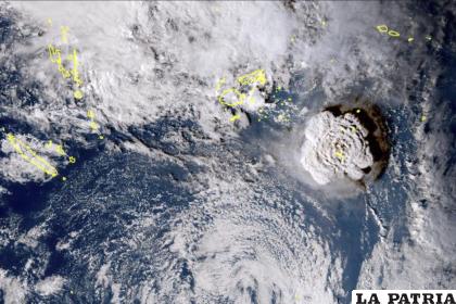 En esta imagen satelital, se muestra la erupción de un volcán submarino cerca de Tonga, en el océano Pacífico /Agencia Meteorológica de Japón vía AP