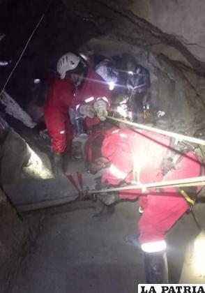 Bomberos tuvo un arduo trabajo para rescatar los tres cadáveres  / Comando de la Policía de Potosí