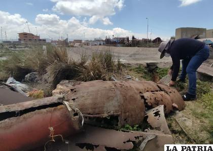 El alcalde Adhemar Wilcarani muestra el estado en que estaban las tuberías del cárcamo de bombeo  / LA PATRIA