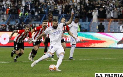 Benzema anotó el segundo del Real Madrid, fue de penal revisado por el VAR /as.com