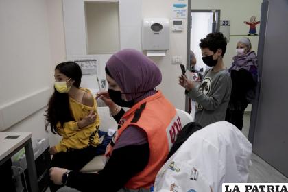 Una persona recibe la vacuna contra el coronavirus en Israel / Foto AP/Maya Alleruzzo