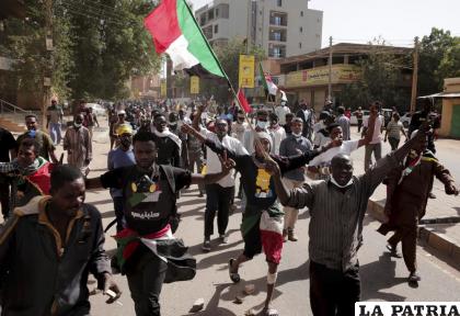 Personas marchan en una protesta en Jartum, Sudán /AP Foto /Marwan Ali