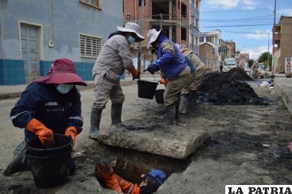 Trabajadores de Drenaje Urbano en la dura limpieza del canal Bacovick /LA PATRIA
