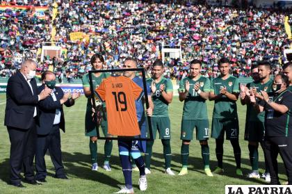 Daniel Vaca fue ovacionado por el público a la hora en que la FBF le entregó un reconocimiento por su destacada labor en la selección boliviana /FBF