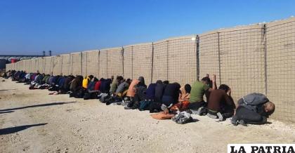 Combatientes del grupo Estado Islámico después de que atacaron la prisión de Gweiran, en el noreste de Siria /Fuerzas Democráticas Sirias lideradas por los kurdos, vía AP