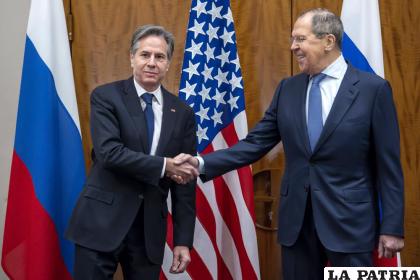 El secretario de Estado de Estados Unidos, Antony Blinken (izquierda), estrecha la mano al ministro ruso de Exteriores, Sergei Lavrov (derecha), antes de su reunión en Ginebra /Martial Trezzini /Keystone via AP