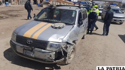 El vehículo tipo taxi quedó con daños en la parte frontal