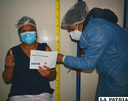 Oruro subió en su cobertura de vacunación contra el covid-19 / SEDES 
