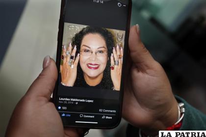 Renee Maldonado muestra una foto de su tía, la periodista Lourdes Maldonado, quien fue asesinada a tiros el domingo /AP Foto
/Marco Ugarte
