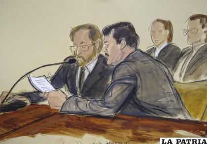 En este dibujo, Joaquín “El Chapo” Guzmán, a la derecha, lee un texto a través de un intérprete durante su sentencia /Elizabeth Williams via AP, File