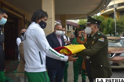 Martins recibe la tricolor boliviana de manos del coronel Bazoalto /FBF